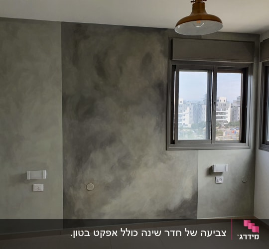 קיר צבוע בגוונים שונים של אפור עם טקסטורה